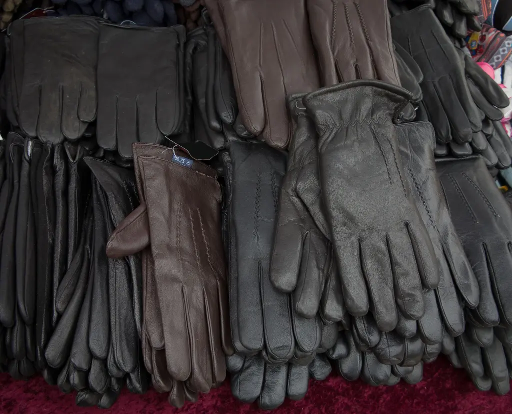 leather gloves.webp