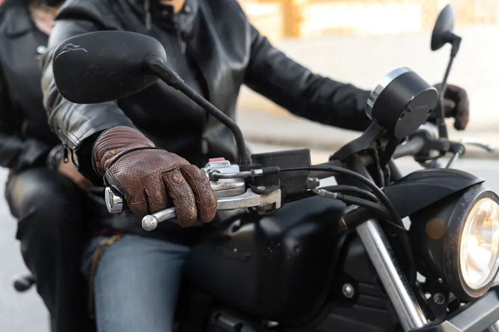 leather gloves2.webp